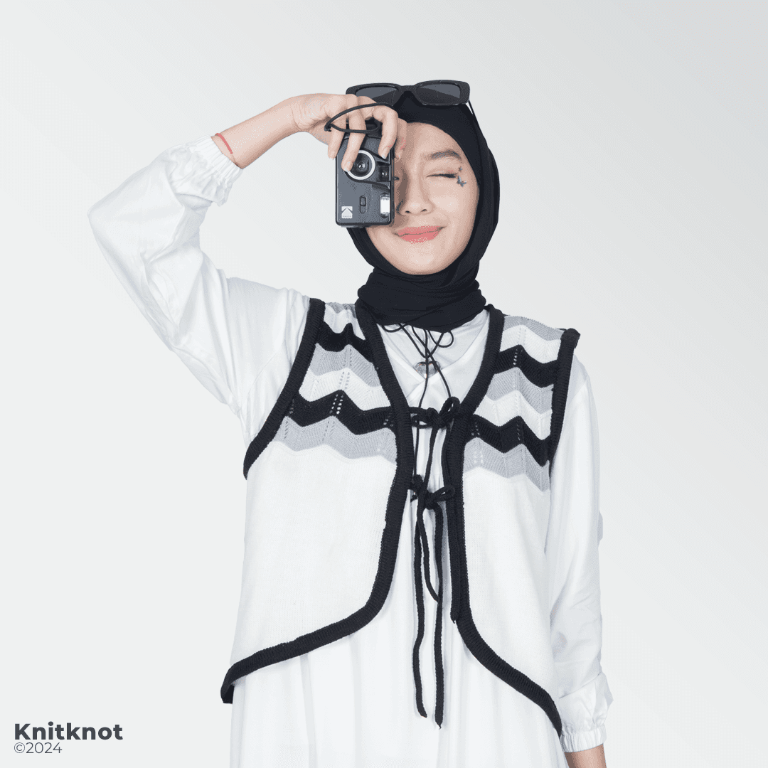 Waves Knitted Vest - Monochrome